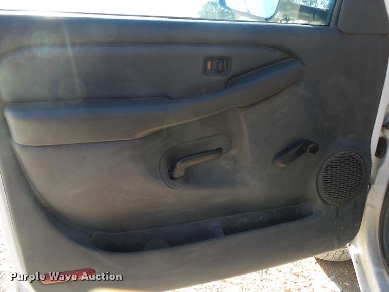 image for item DA2559 2004 Chevrolet Silverado 3500 Ext.Cab flatbed pickup truck