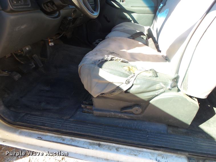 image for item DA2559 2004 Chevrolet Silverado 3500 Ext.Cab flatbed pickup truck