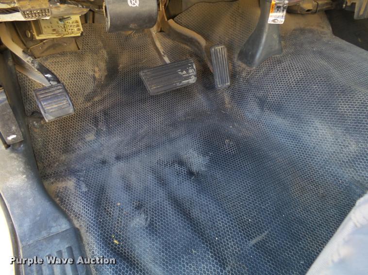 image for item DA2559 2004 Chevrolet Silverado 3500 Ext.Cab flatbed pickup truck