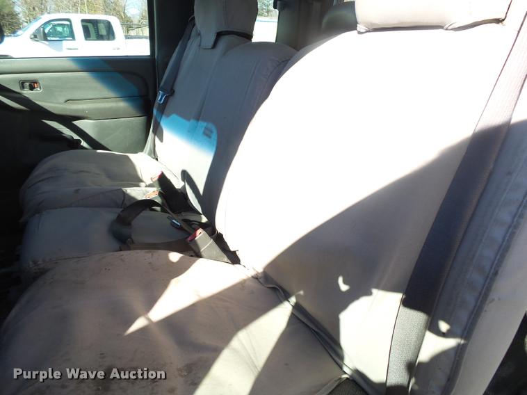 image for item DA2559 2004 Chevrolet Silverado 3500 Ext.Cab flatbed pickup truck