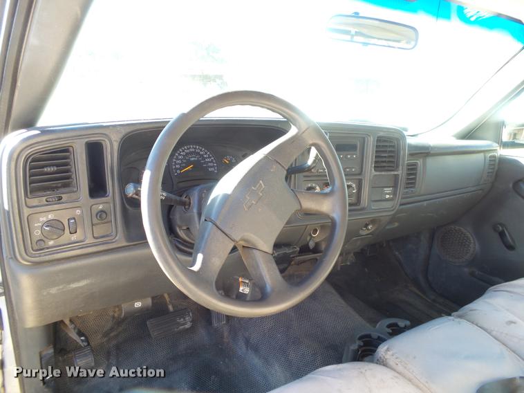 image for item DA2559 2004 Chevrolet Silverado 3500 Ext.Cab flatbed pickup truck