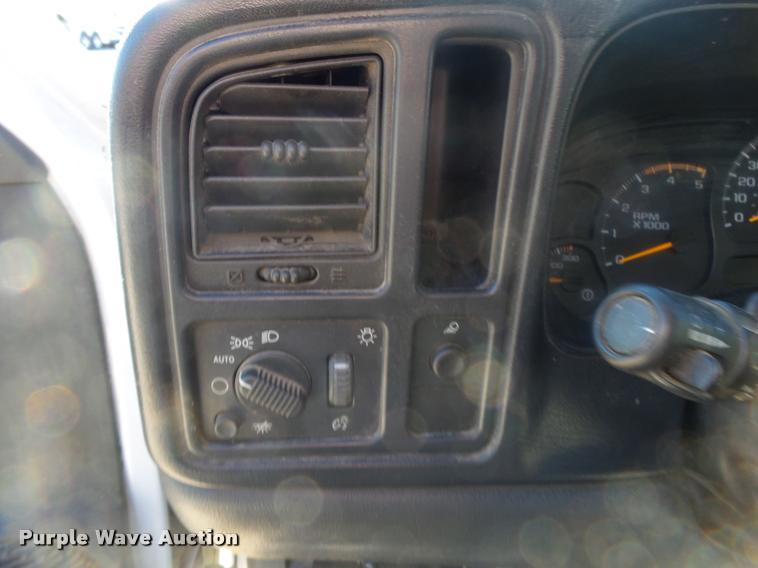 image for item DA2559 2004 Chevrolet Silverado 3500 Ext.Cab flatbed pickup truck