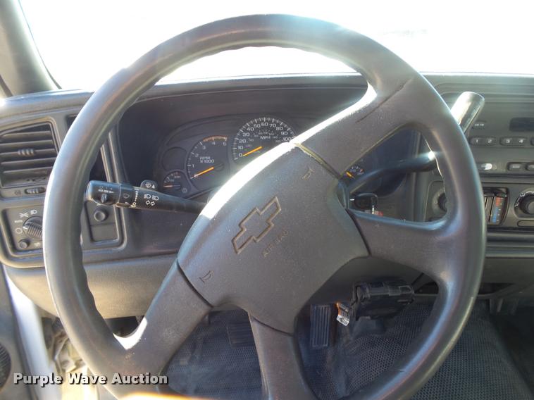 image for item DA2559 2004 Chevrolet Silverado 3500 Ext.Cab flatbed pickup truck