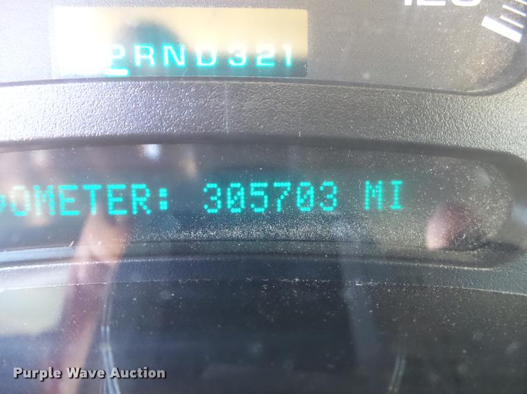 image for item DA2559 2004 Chevrolet Silverado 3500 Ext.Cab flatbed pickup truck