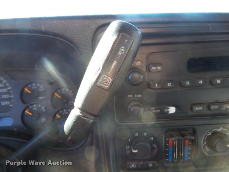 image for item DA2559 2004 Chevrolet Silverado 3500 Ext.Cab flatbed pickup truck