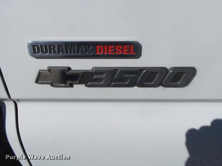 image for item DA2559 2004 Chevrolet Silverado 3500 Ext.Cab flatbed pickup truck