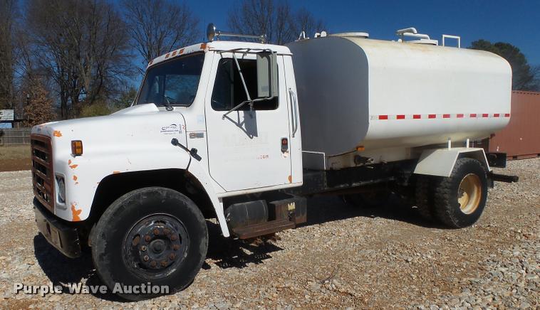 image for item DA2564 1988 International S1600 water truck