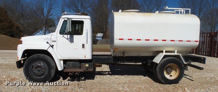 image for item DA2564 1988 International S1600 water truck