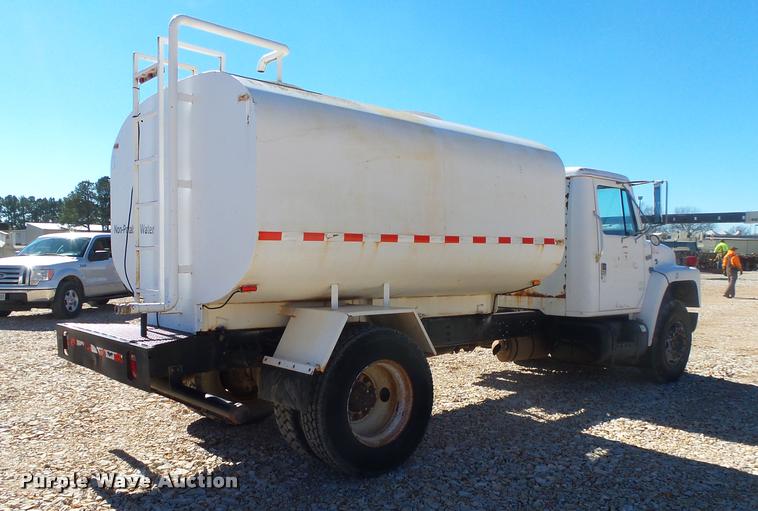 image for item DA2564 1988 International S1600 water truck