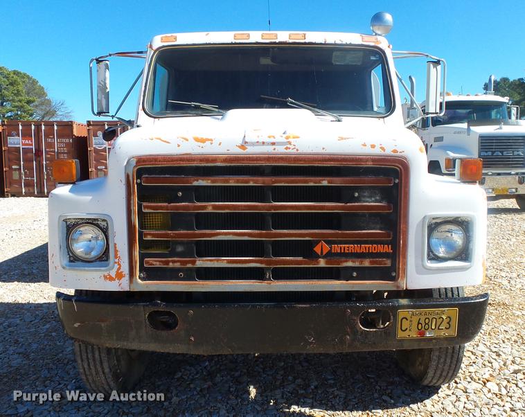 image for item DA2564 1988 International S1600 water truck
