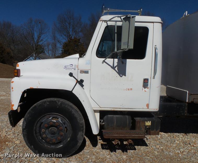 image for item DA2564 1988 International S1600 water truck