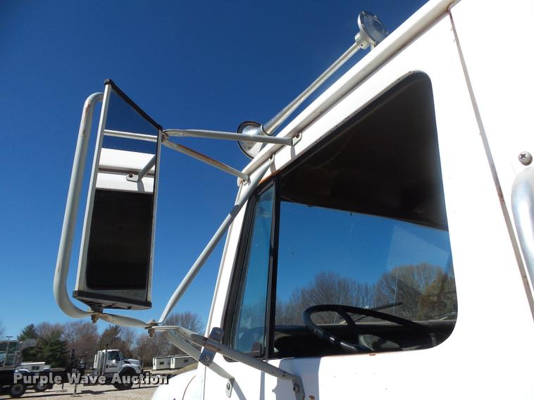 image for item DA2564 1988 International S1600 water truck