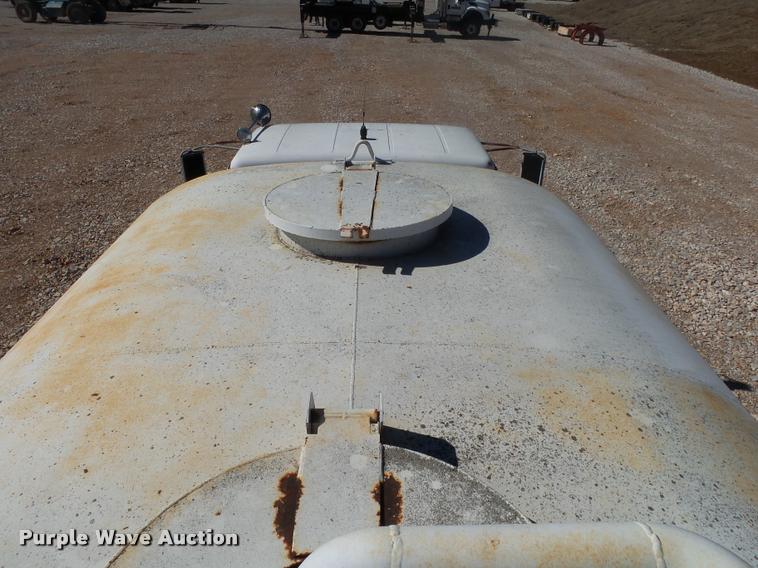 image for item DA2564 1988 International S1600 water truck