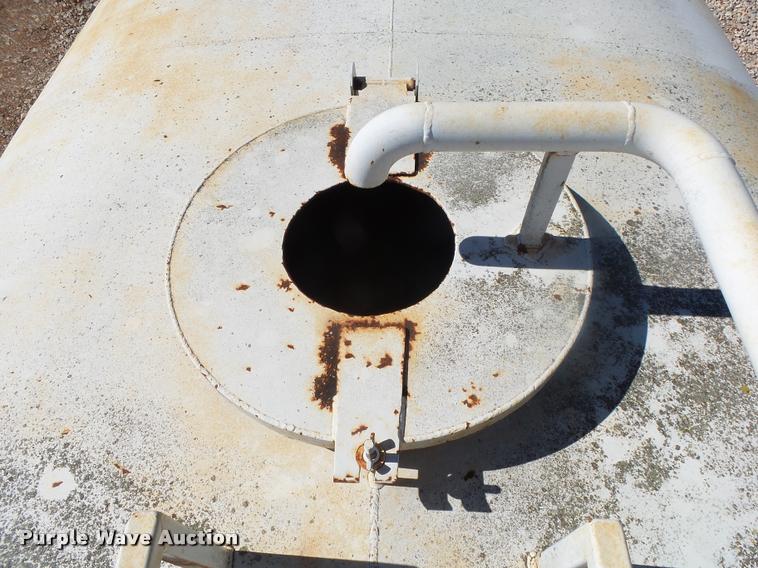 image for item DA2564 1988 International S1600 water truck