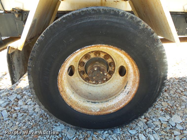 image for item DA2564 1988 International S1600 water truck