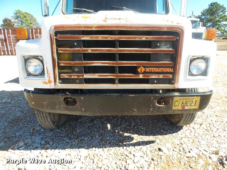 image for item DA2564 1988 International S1600 water truck