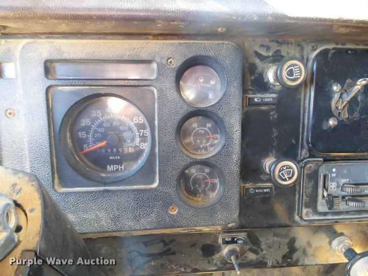 image for item DA2564 1988 International S1600 water truck