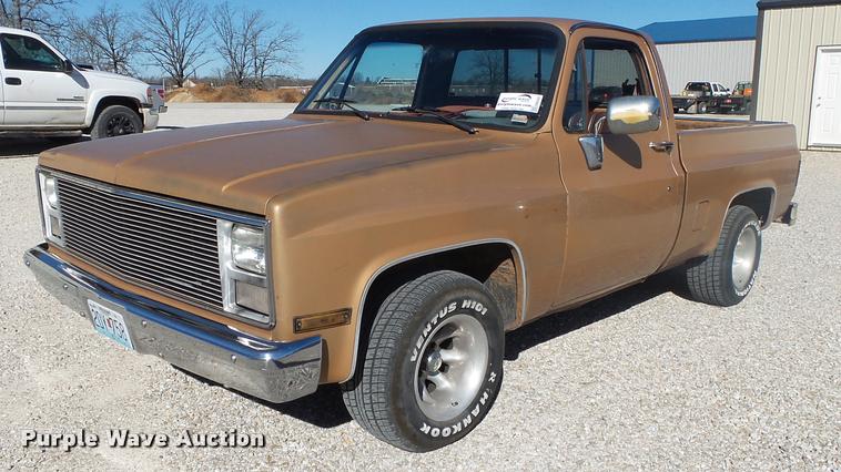 image for item DA2565 1987 GMC R1500 pickup truck