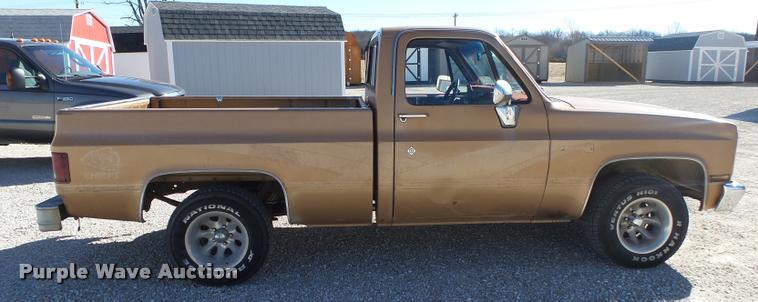 image for item DA2565 1987 GMC R1500 pickup truck