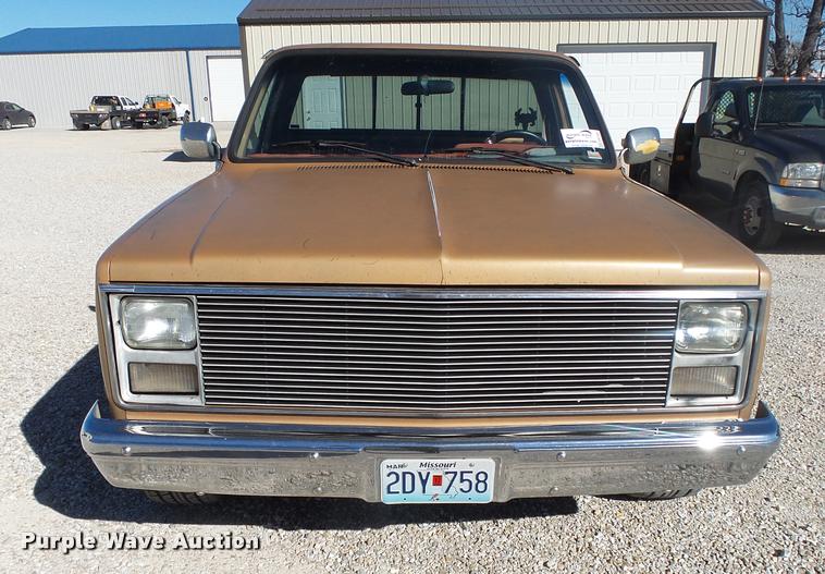 image for item DA2565 1987 GMC R1500 pickup truck