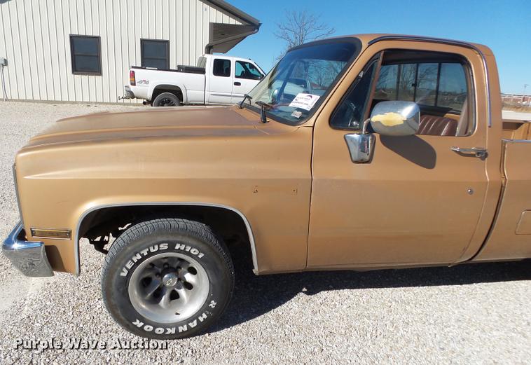 image for item DA2565 1987 GMC R1500 pickup truck