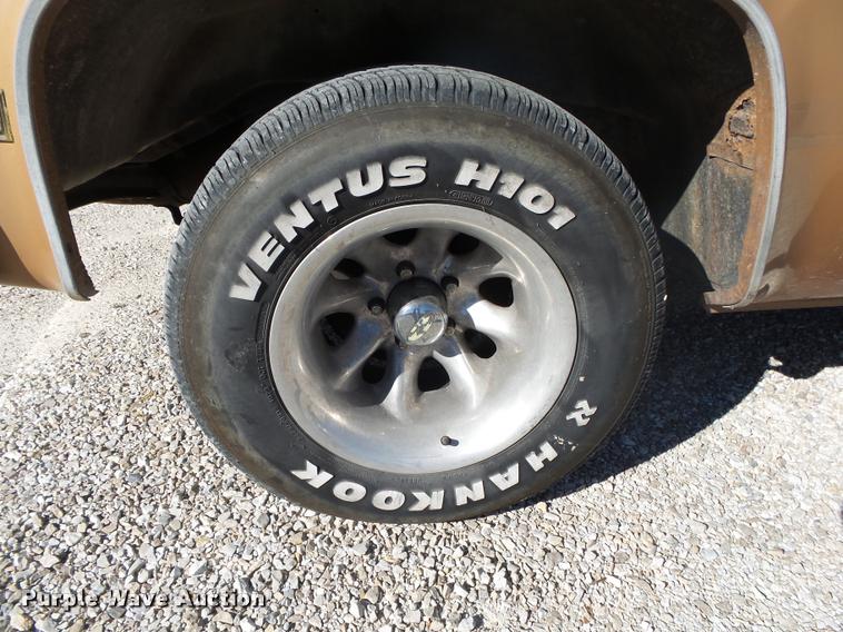 image for item DA2565 1987 GMC R1500 pickup truck