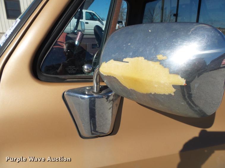 image for item DA2565 1987 GMC R1500 pickup truck