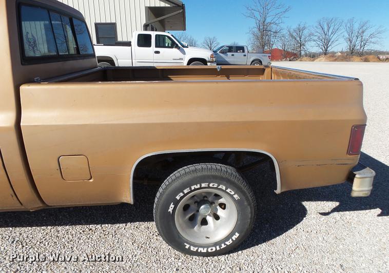 image for item DA2565 1987 GMC R1500 pickup truck