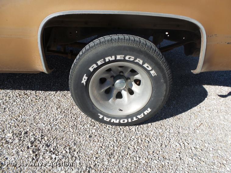 image for item DA2565 1987 GMC R1500 pickup truck