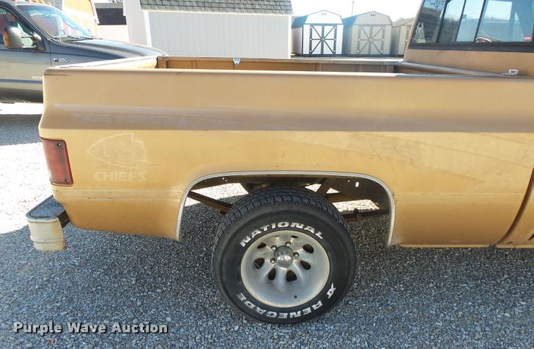 image for item DA2565 1987 GMC R1500 pickup truck