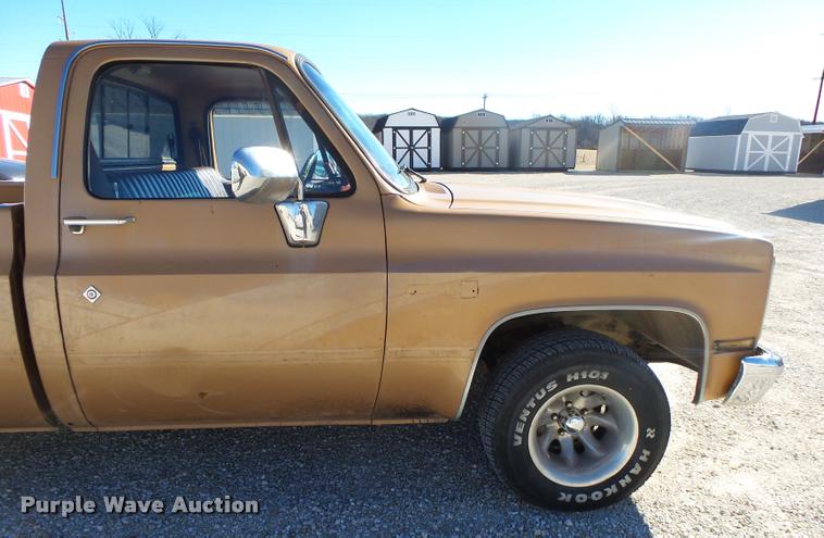 image for item DA2565 1987 GMC R1500 pickup truck