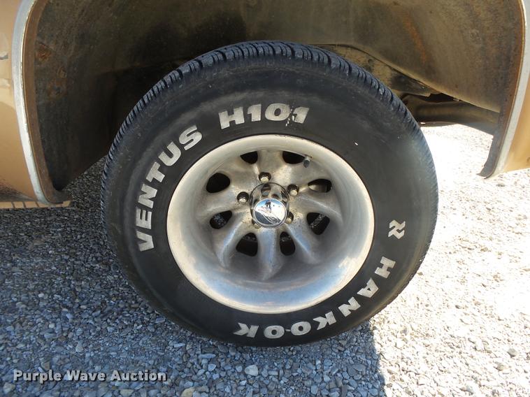 image for item DA2565 1987 GMC R1500 pickup truck