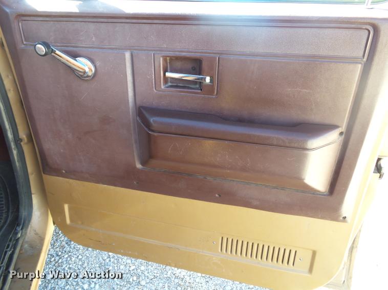 image for item DA2565 1987 GMC R1500 pickup truck