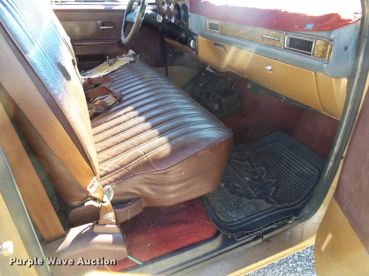 image for item DA2565 1987 GMC R1500 pickup truck