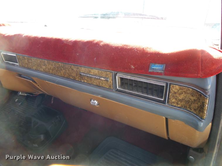 image for item DA2565 1987 GMC R1500 pickup truck