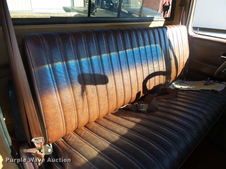 image for item DA2565 1987 GMC R1500 pickup truck