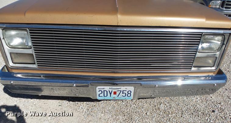 image for item DA2565 1987 GMC R1500 pickup truck