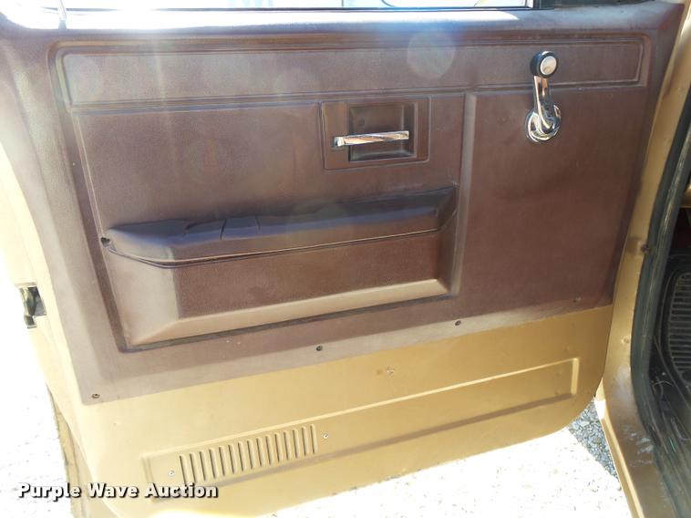 image for item DA2565 1987 GMC R1500 pickup truck