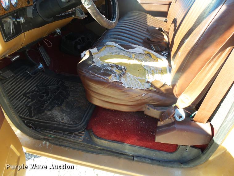 image for item DA2565 1987 GMC R1500 pickup truck