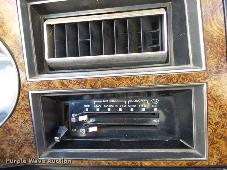 image for item DA2565 1987 GMC R1500 pickup truck