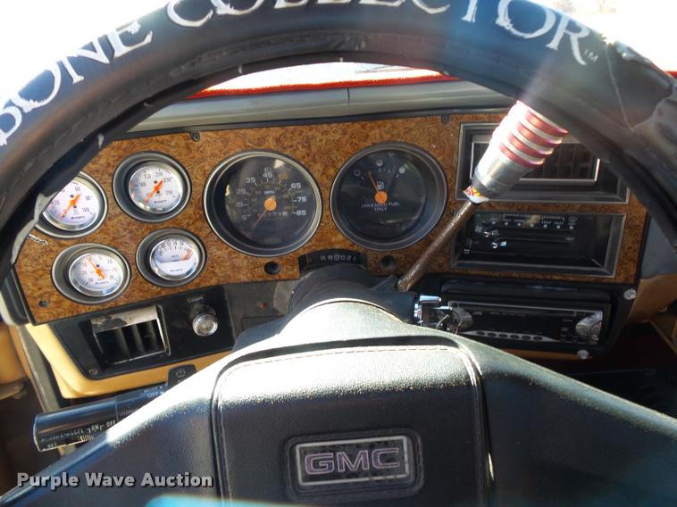 image for item DA2565 1987 GMC R1500 pickup truck