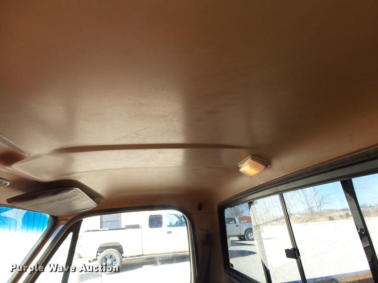 image for item DA2565 1987 GMC R1500 pickup truck