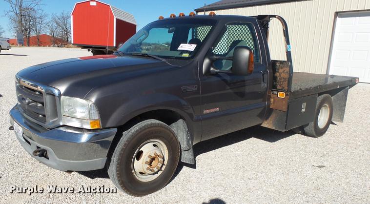 image for item DA2566 2004 Ford F350 Super Duty XLT flatbed pickup truck