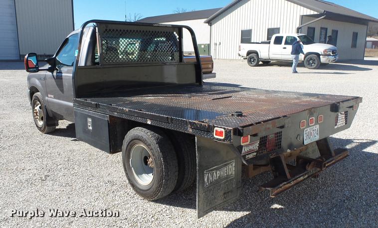 image for item DA2566 2004 Ford F350 Super Duty XLT flatbed pickup truck