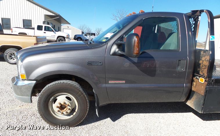 image for item DA2566 2004 Ford F350 Super Duty XLT flatbed pickup truck