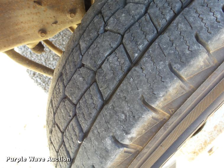 image for item DA2566 2004 Ford F350 Super Duty XLT flatbed pickup truck