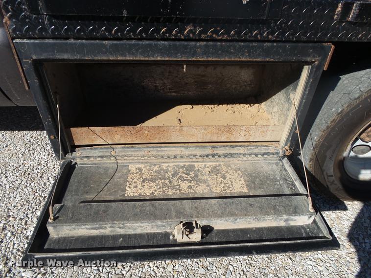 image for item DA2566 2004 Ford F350 Super Duty XLT flatbed pickup truck