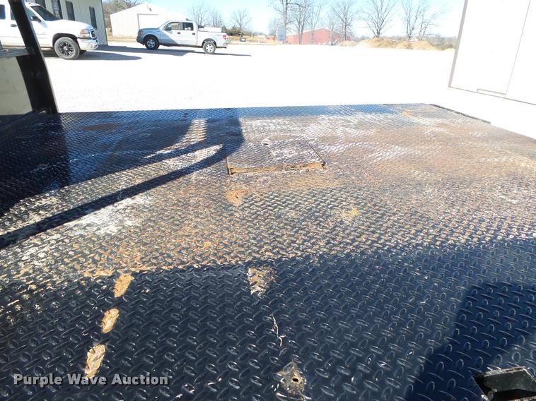 image for item DA2566 2004 Ford F350 Super Duty XLT flatbed pickup truck