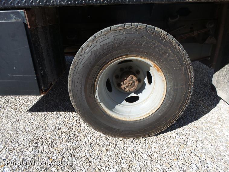 image for item DA2566 2004 Ford F350 Super Duty XLT flatbed pickup truck