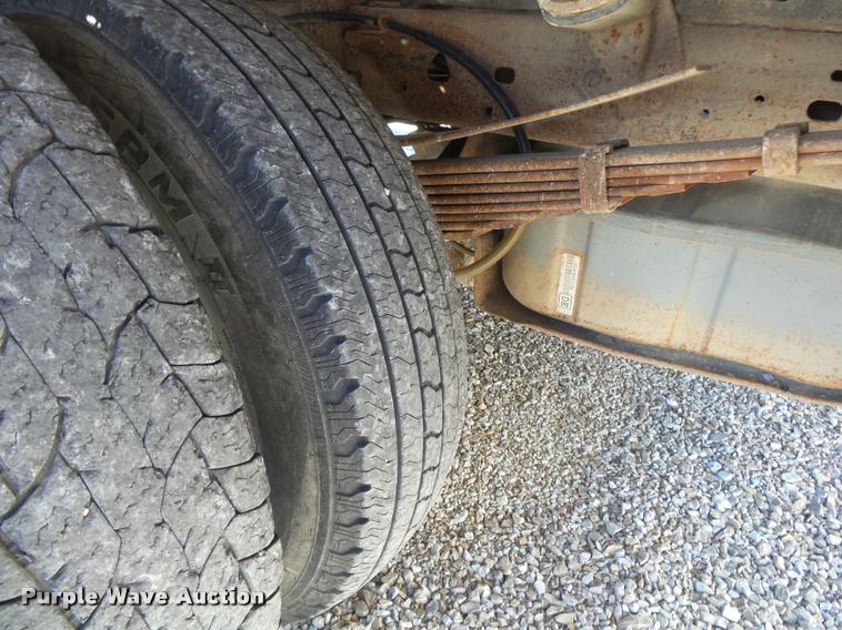 image for item DA2566 2004 Ford F350 Super Duty XLT flatbed pickup truck